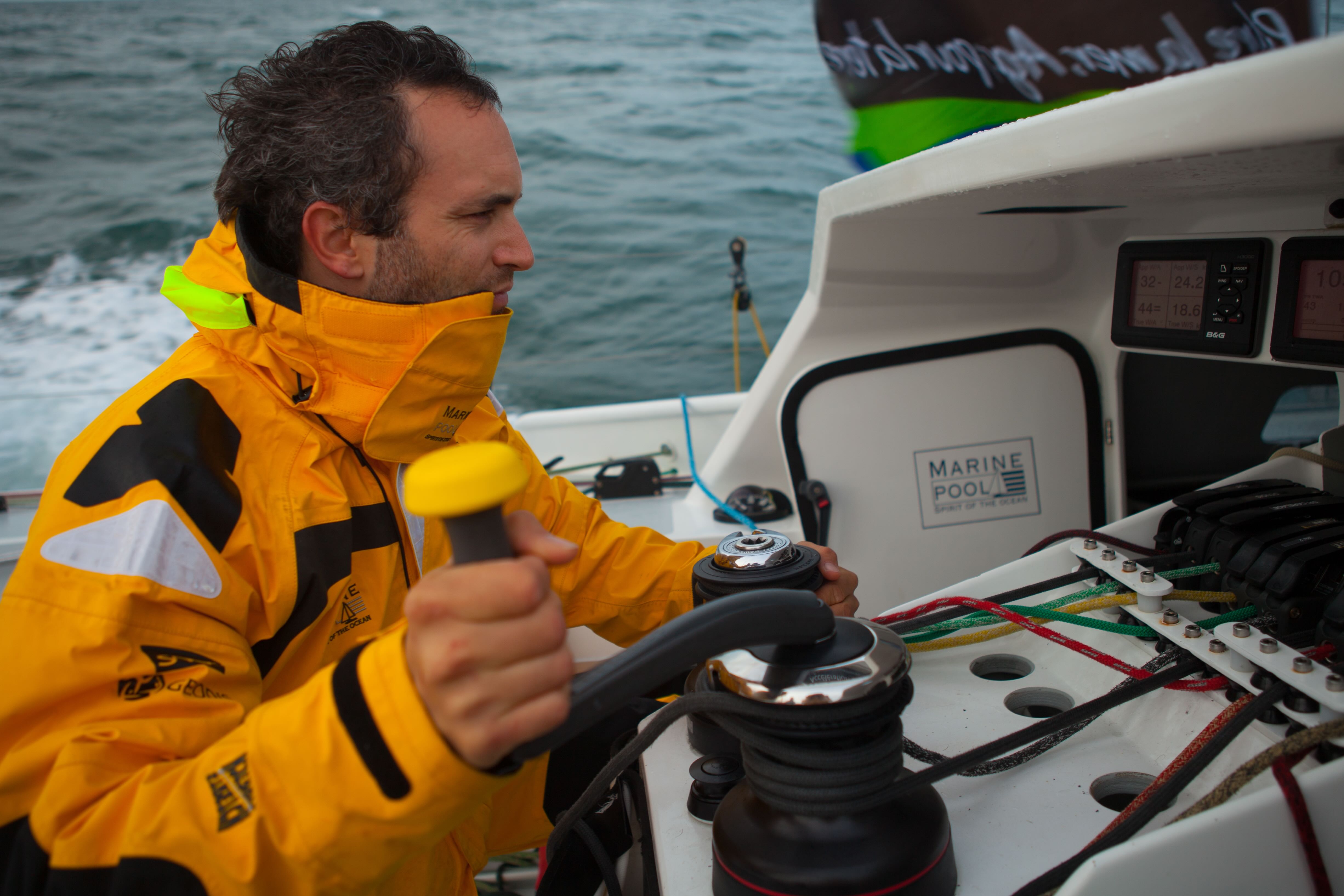 Offshore Segler, der die Hobart 5 Jacke trägt