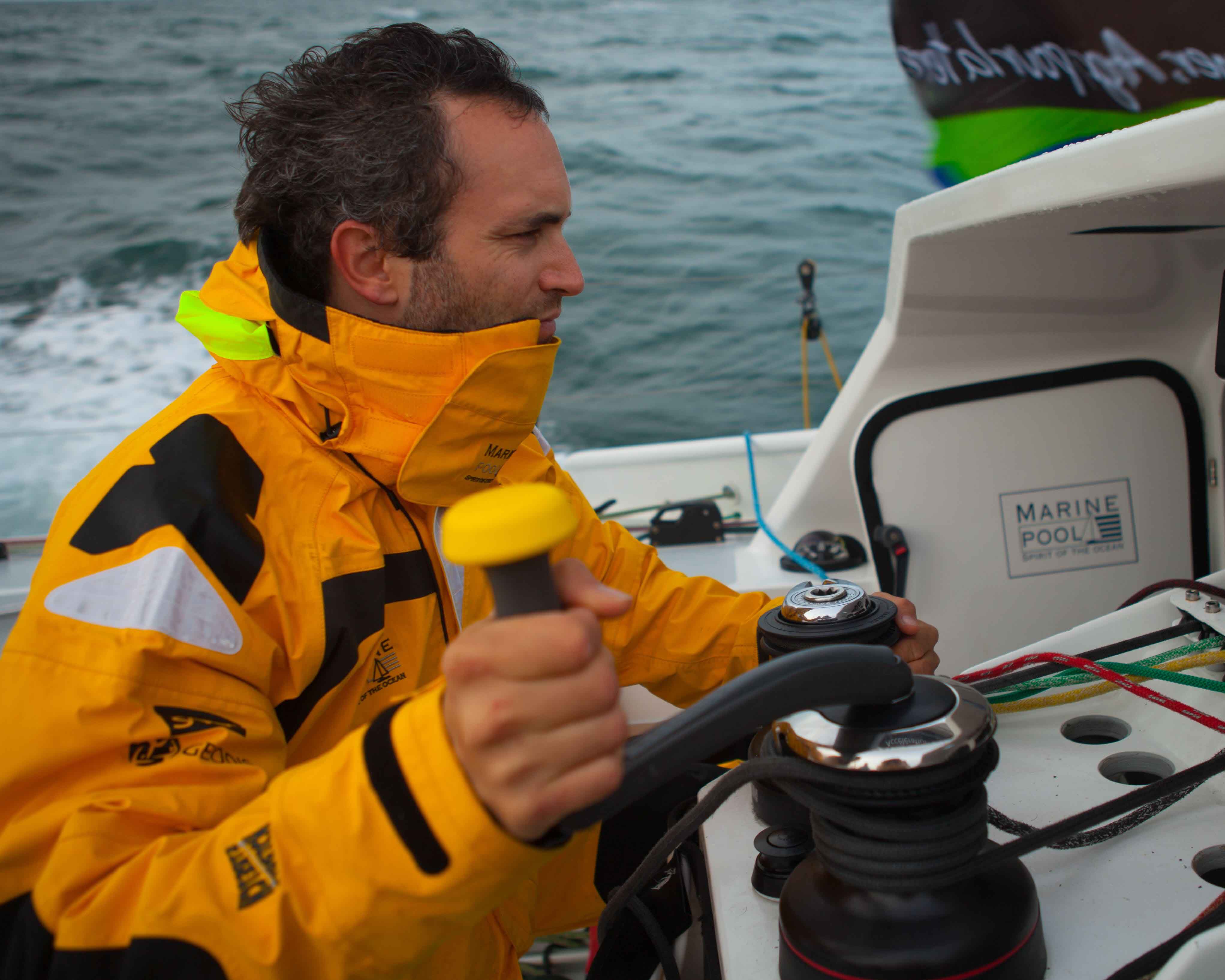 Offshore Segler, der die Hobart 5 Jacke tr&auml;gt